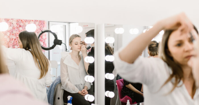 Jak wybrać szkołę makijażu? Praktyczny przewodnik dla przyszłych wizażystów