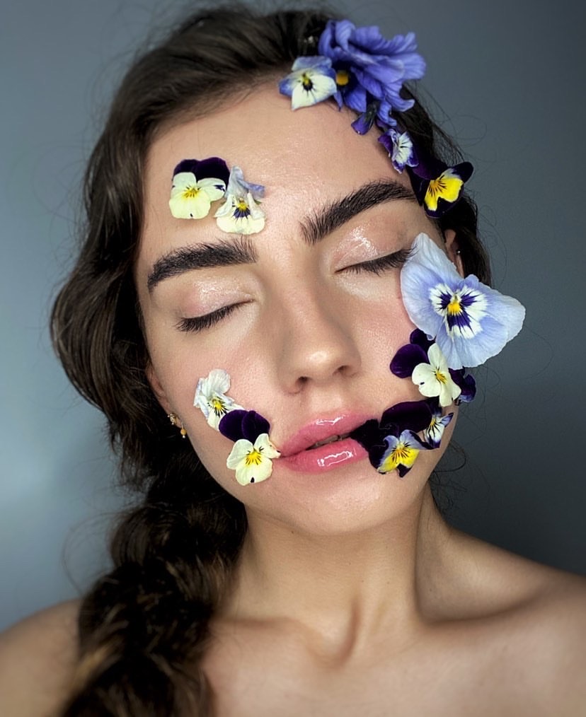 Makijaż fashion z użyciem kwiatów